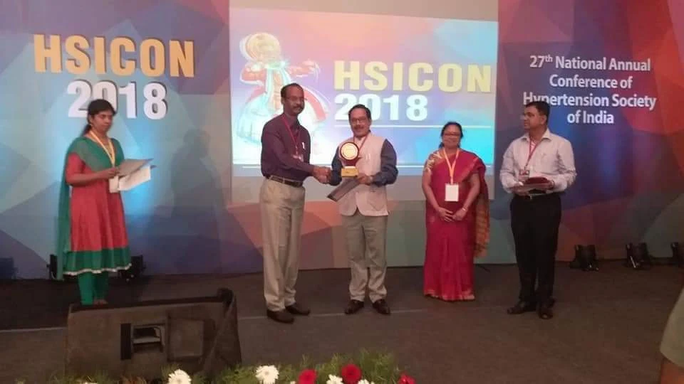 Dr. Sinha receiving award at 27th HSICON 2018, National Conference of Hypertension Society of India